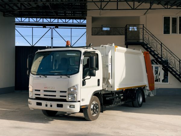 Мусоровоз 8+1м3 - на шасси ISUZU NQR 90 L-K