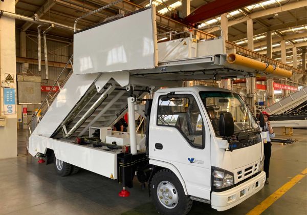 САМОХОДНЫЙ ПАССАЖИРСКИЙ ТРАП GKT58 на шасси ISUZU